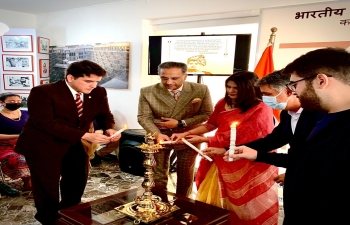 Como parte de AKAM, el Embajador Abhishek Singh se dirigio a la reunion de jovenes con motivo del Dia Nacional de la Juventud. El Embajador compartio la filosofia de Swami Vivekananda, cuyo aniversario de nacimiento se celebra en esta ocasion.